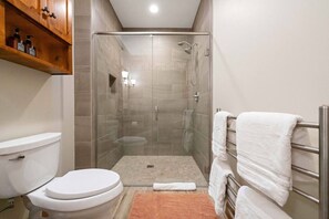 Suihku, hiustenkuivaaja, pyyhkeet, saippua