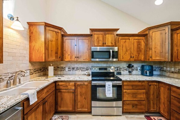 冷蔵庫、電子レンジ、オーブン、コンロ