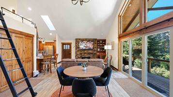 Televisie en een open haard