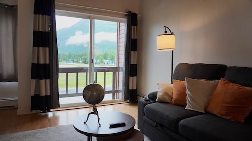 Loft View Apartment- 2 Bedrooms, 3 Beds & 1 Bath