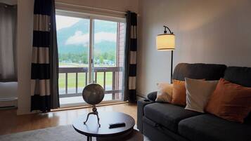 Een smart-tv en boeken