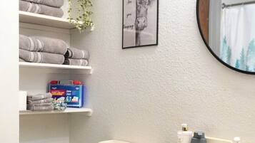 SĂšche-cheveux, serviettes fournies, savon, shampoing