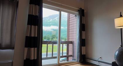 Loft View Apartment - 2 Bedrooms, 3 Beds & 1 Bath in Valdez 🏔️