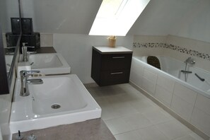 Sèche-cheveux, serviettes fournies, savon, papier toilette