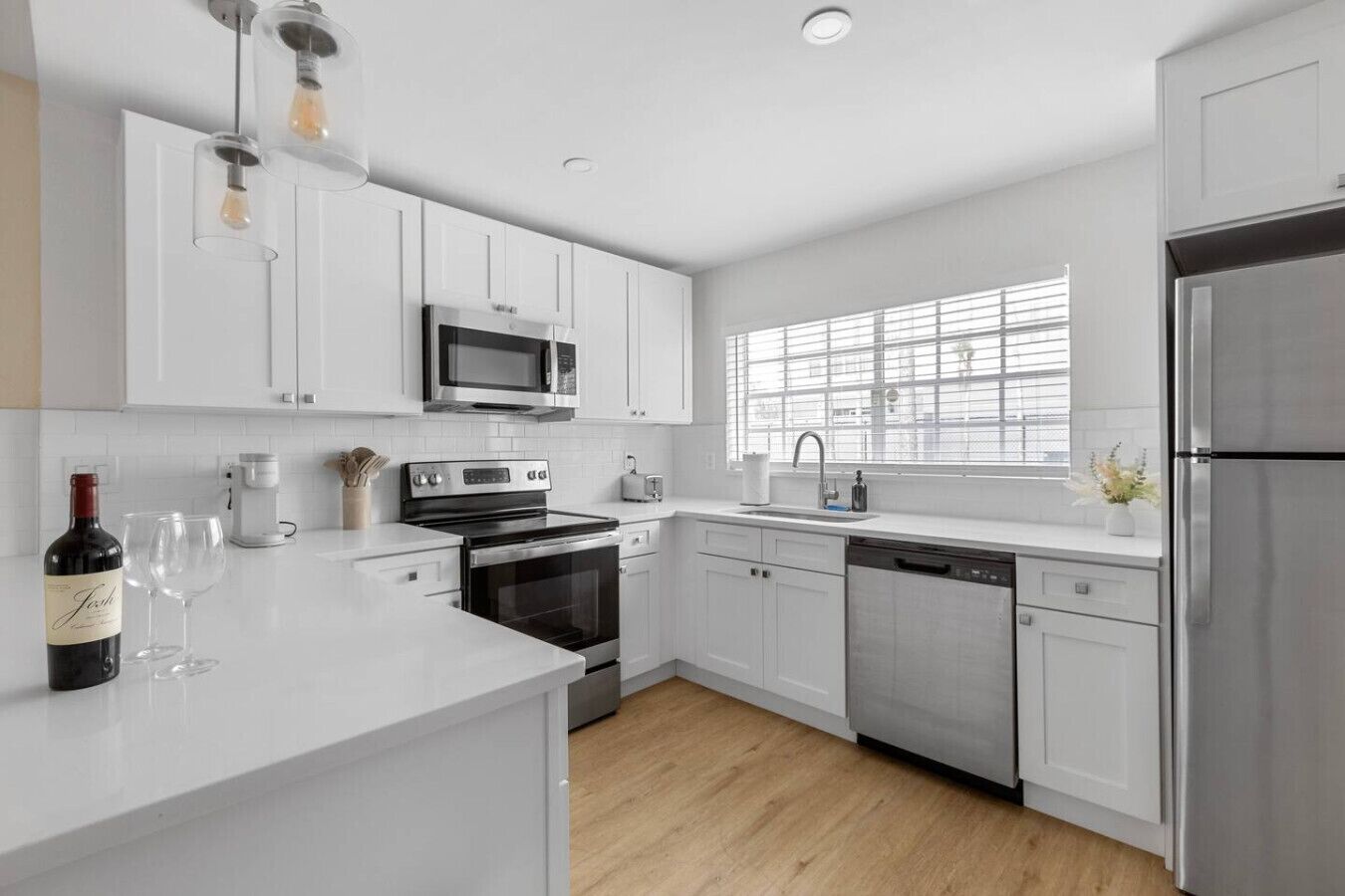 Microondas, horno, parrilla de estufa y lavavajillas 