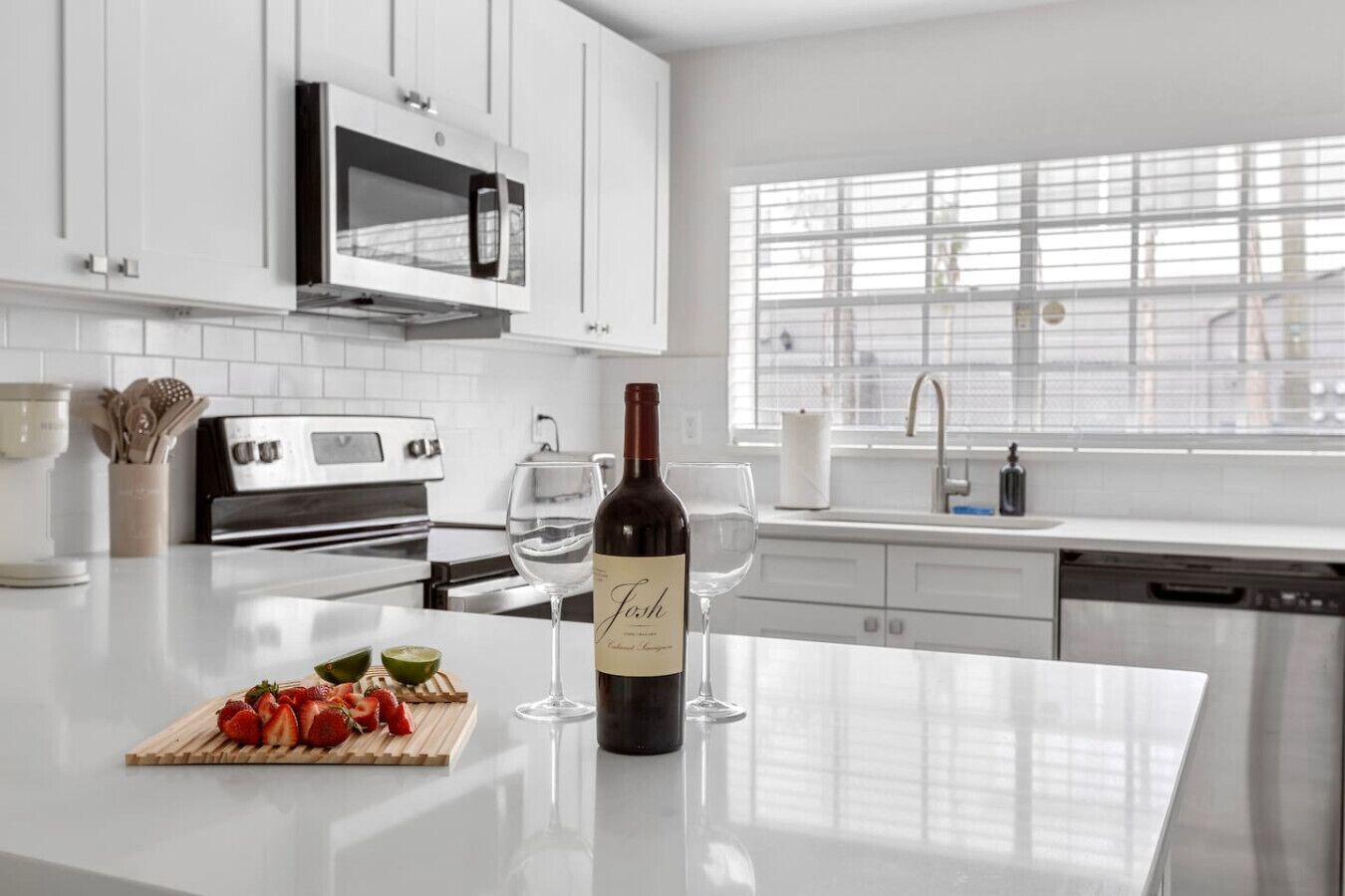 Microondas, horno, parrilla de estufa y lavavajillas 