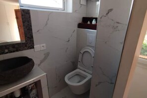 تجهيزات دش، مجففات شعر، مناشف، صابون