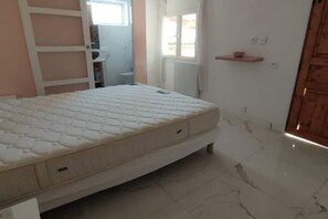 1 bedroom, bed sheets