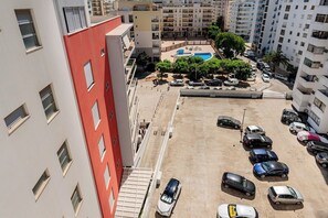 A multi-story parking garage with several cars parked. - Beach Apartment 7G, Armação de Pêra, Algarve (Armação de Pêra)