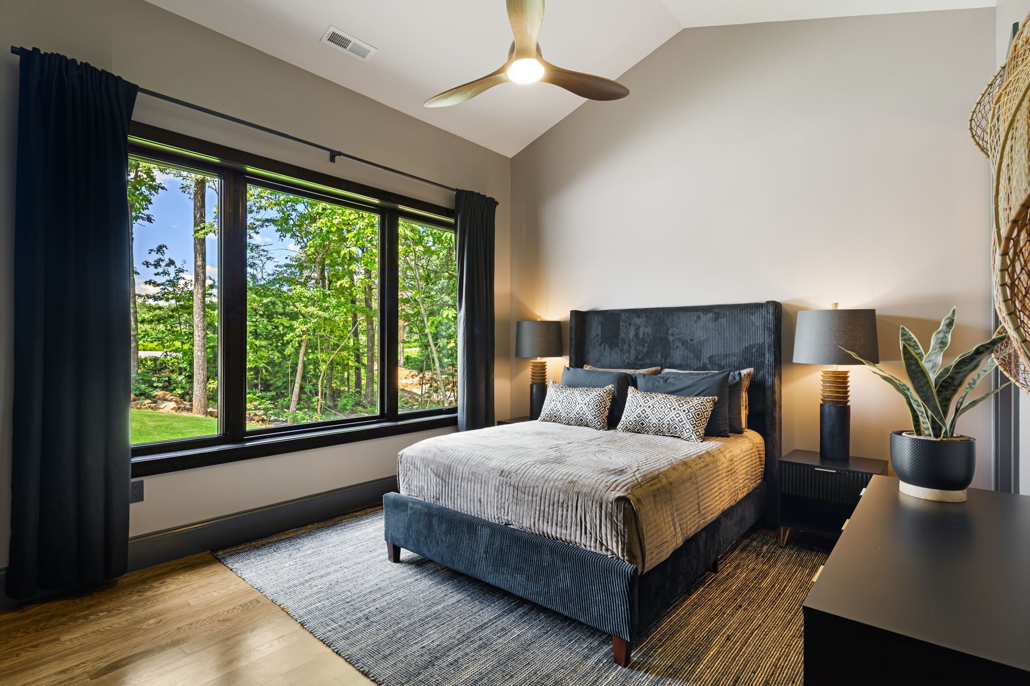 5 habitaciones, tabla de planchar con plancha y cuna de viaje 