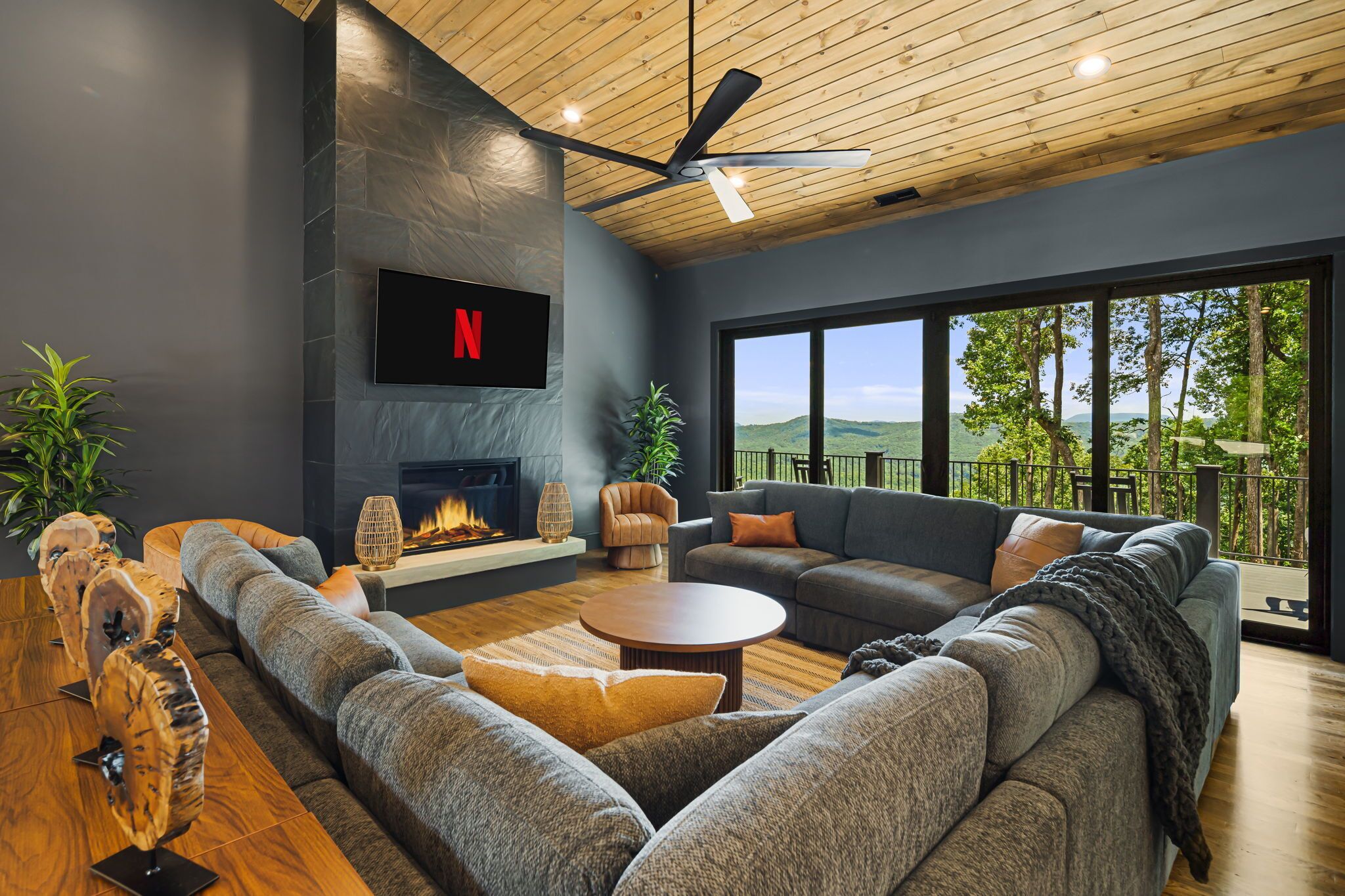 Smart TV, chimenea, videojuegos, mesa de ping pong