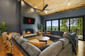 Smart-TV, Kamin, Videospiele, Tischtennisplatte