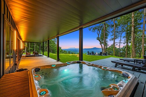 New 5-bedroom modern mountaintop home next to apple orchard near Hendersonville,