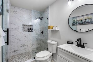 Douche, sèche-cheveux, serviettes fournies, savon