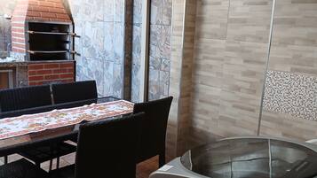 Chuveiro, toalhas de banho, papel higiênico