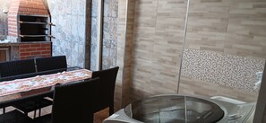 Een douche, handdoeken, toiletpapier