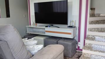 Casa família, vista para o pátio | Área de estar