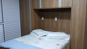 Familienhaus, Blick auf den Innenhof | Schallisolierte Zimmer, Bügeleisen/Bügelbrett, kostenloses WLAN