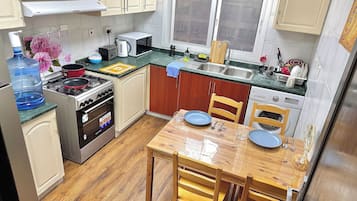 Full-sized fridge, microwave, oven, stovetop