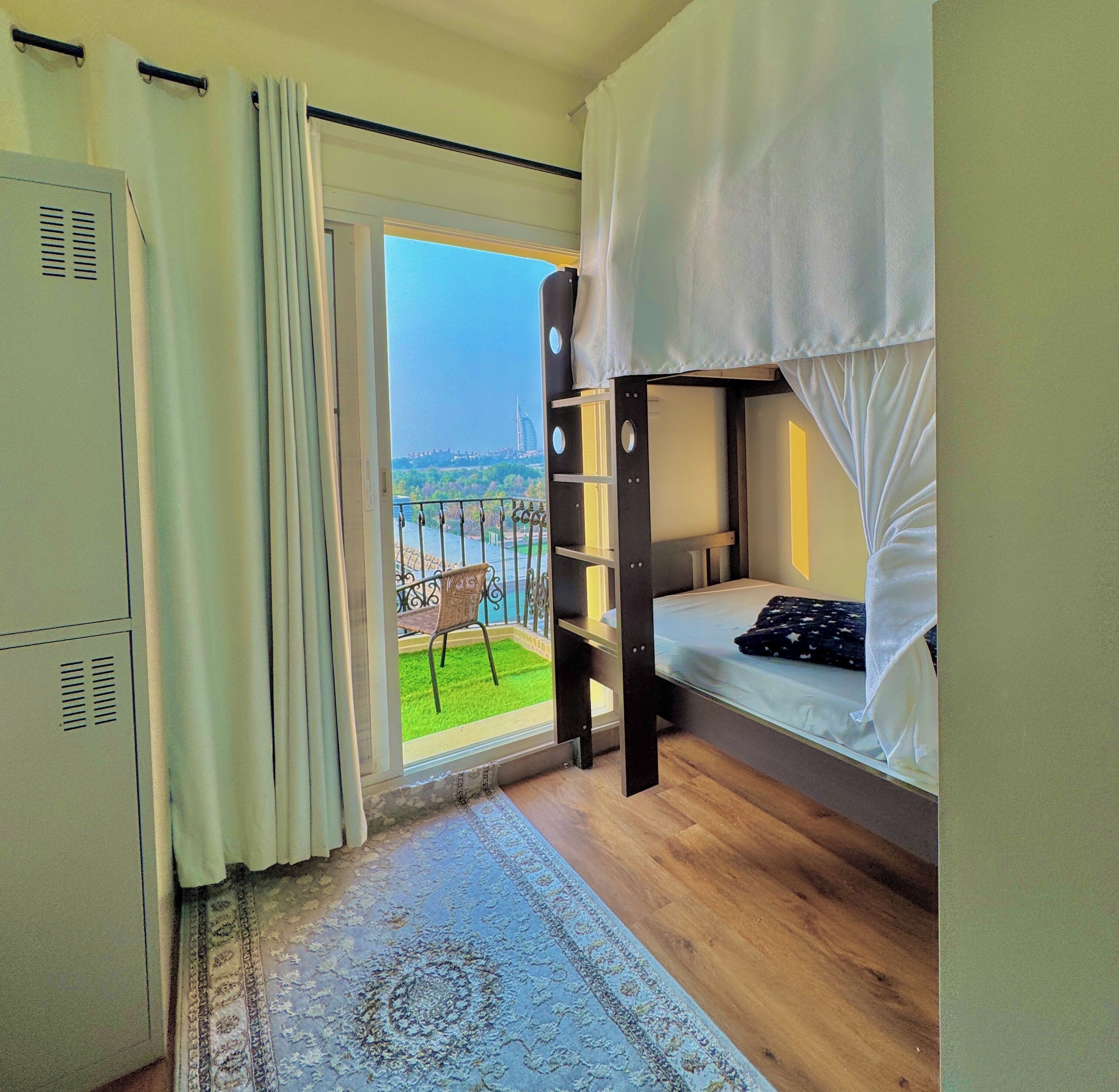 Phòng tập thể Tiêu chuẩn, chỉ dành cho nam, quang cảnh thành phố | Bàn, khu vực làm việc phù hợp cho laptop 