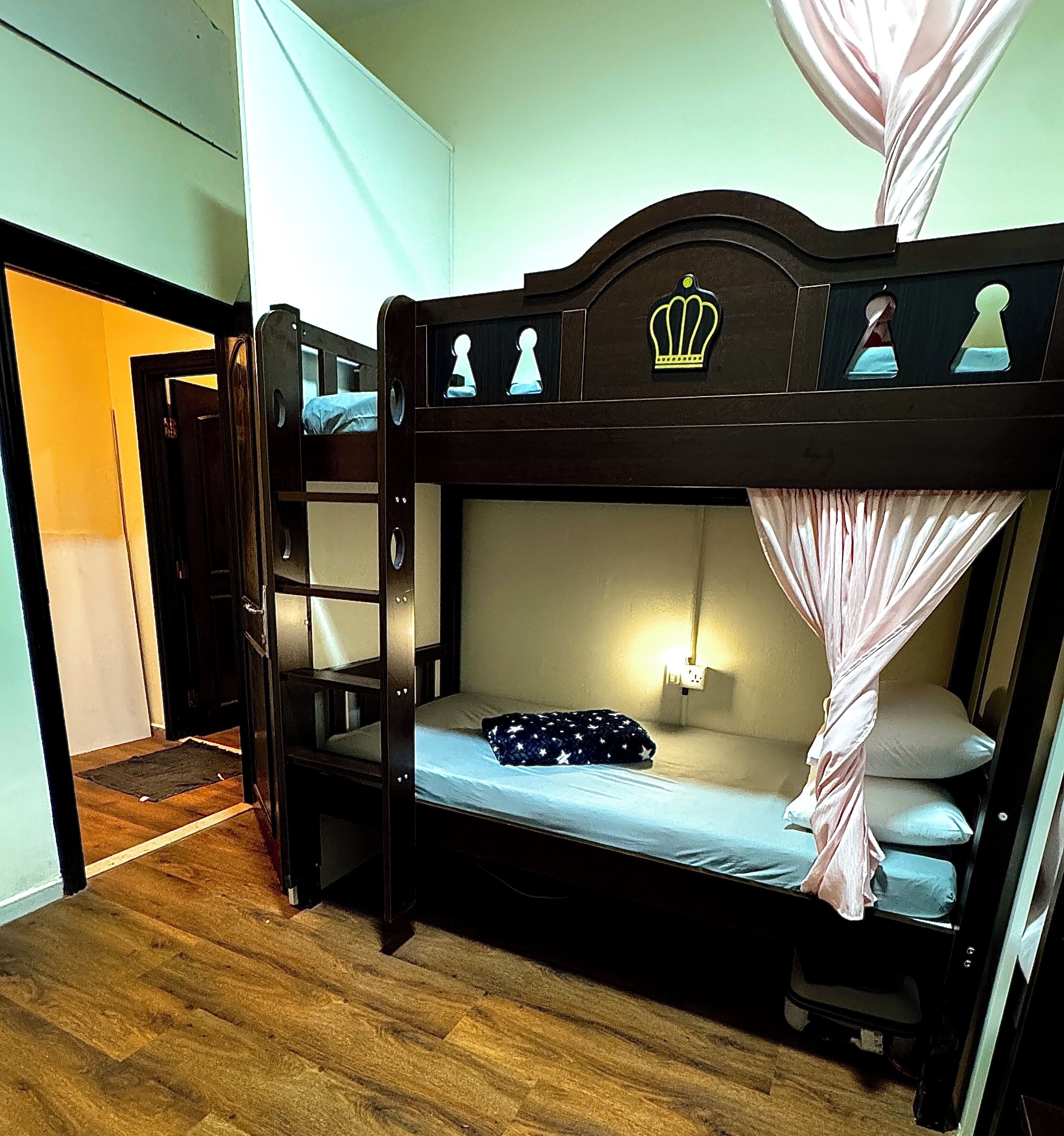 Skrivbord, arbetsyta för laptop och gratis wi-fi