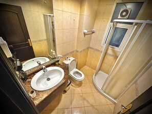 Standaard slaapzaal, alleen voor mannen, uitzicht op stad | Gemeenschappelijke badkamer