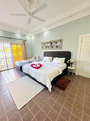 Apartamento família, sacada, vista para o jardim | Escrivaninha, Wi-Fi de cortesia