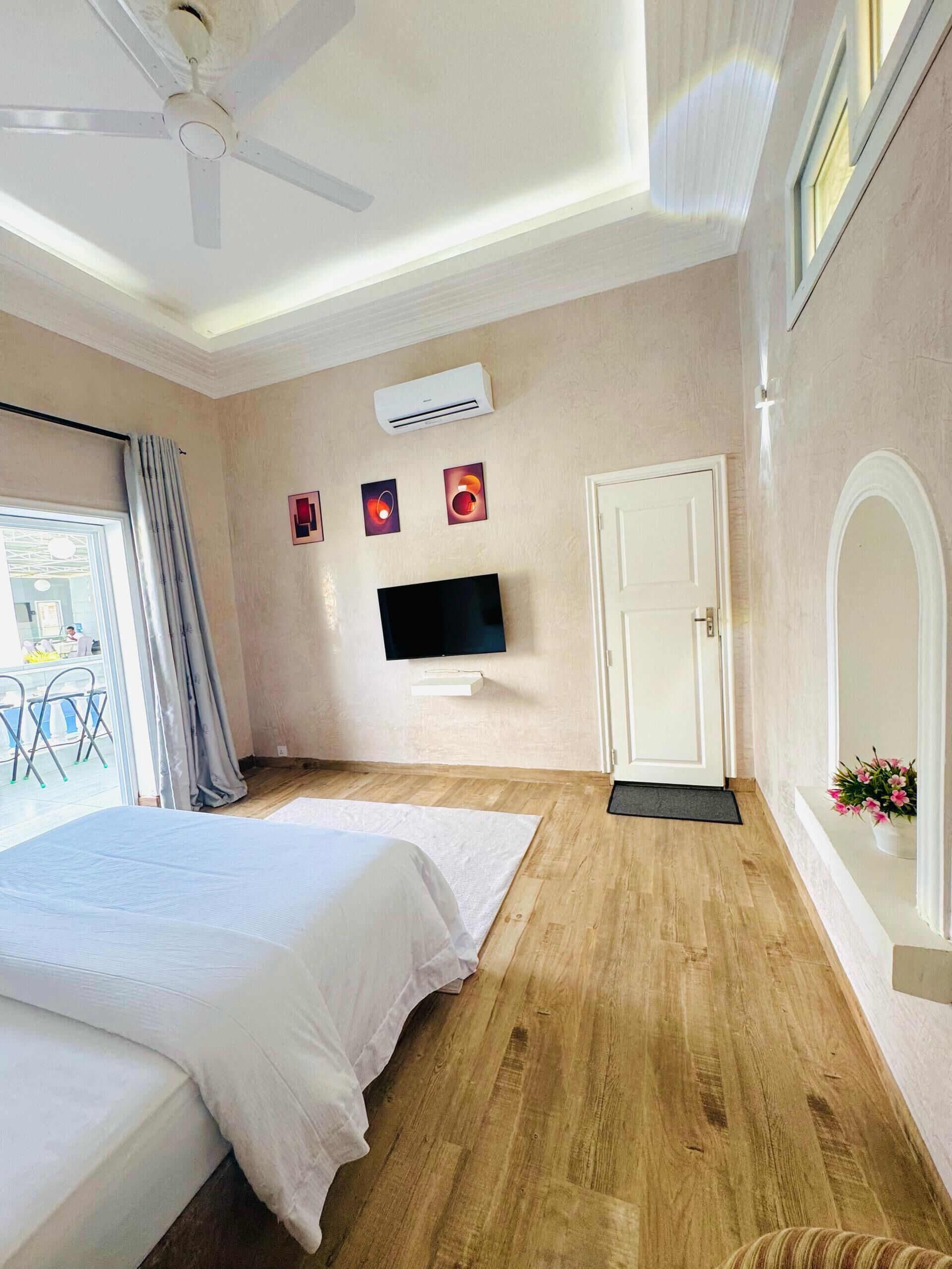 Desk, free WiFi, bed sheets