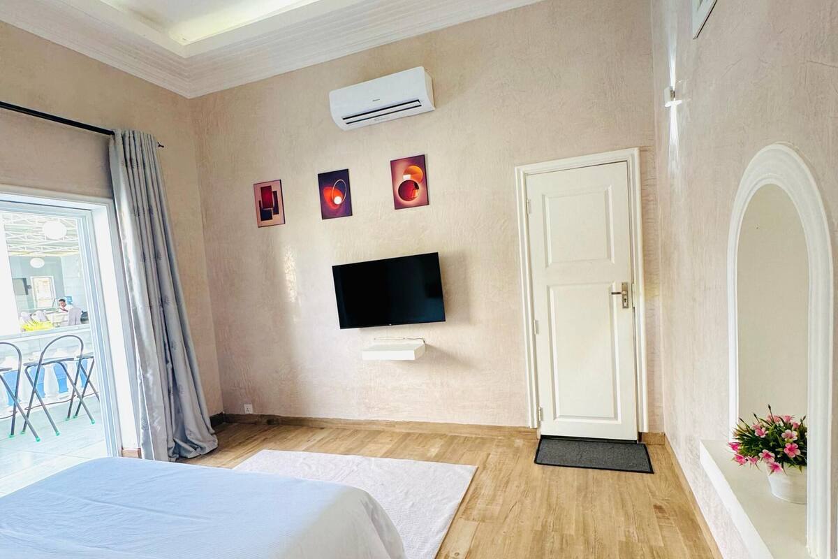 Quarto casal luxo, vista para a piscina | Escrivaninha, Wi-Fi de cortesia