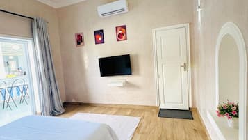 Kahden hengen deluxe-huone, näköala uima-altaalle | Työpöytä, ilmainen Wi-Fi