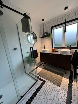 Een douche, een haardroger, handdoeken, zeep