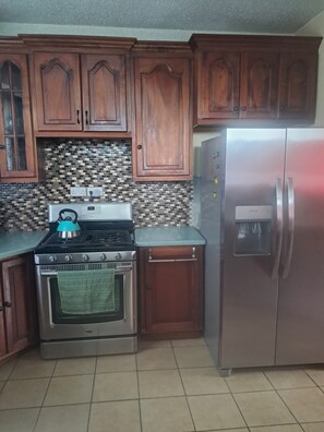 Refrigerador, horno, parrilla de estufa y tetera eléctrica 