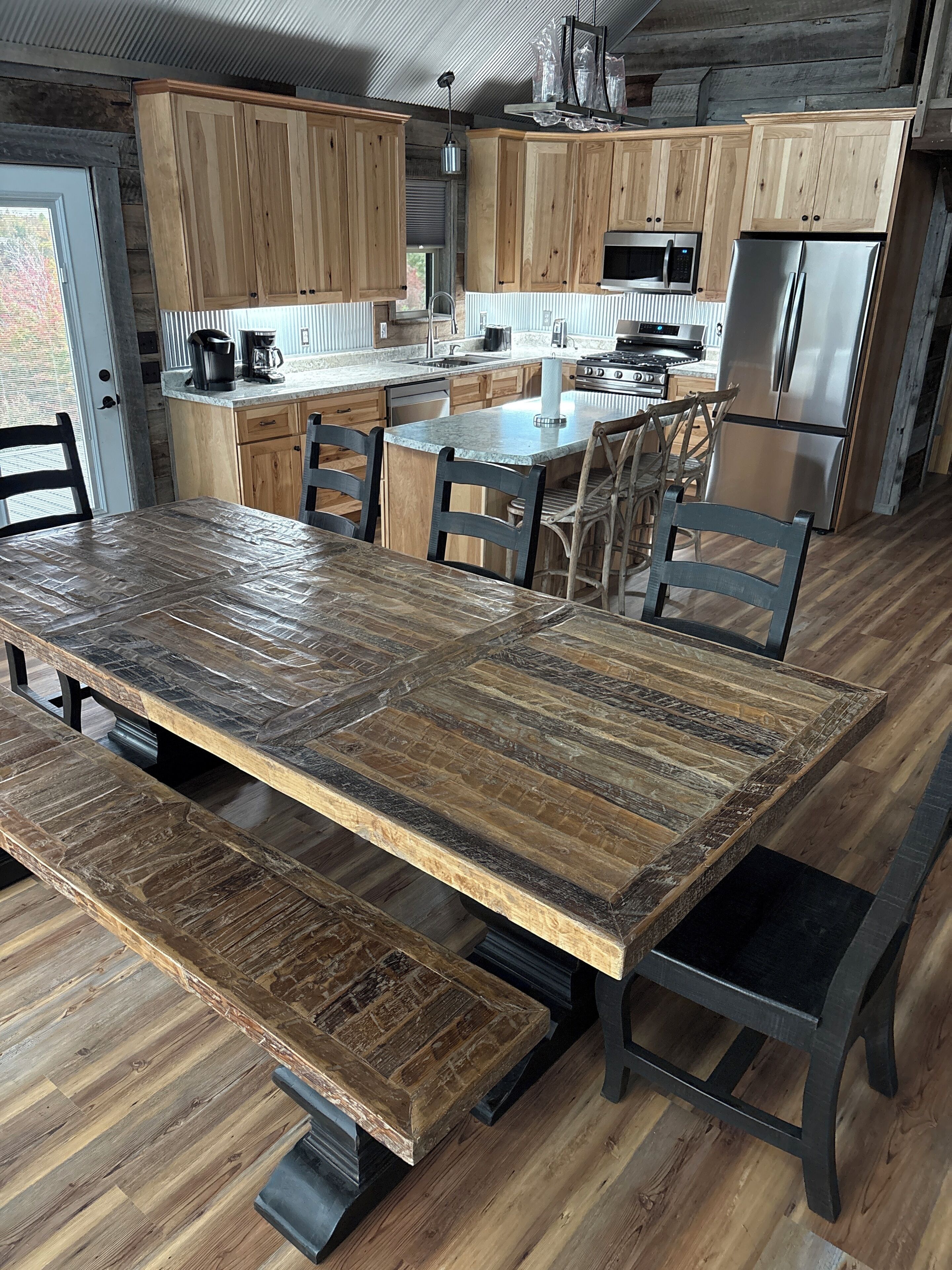 冷蔵庫、電子レンジ、オーブン、コンロ