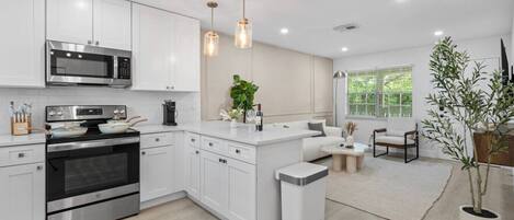 Refrigerador, microondas, horno, placa de cocina