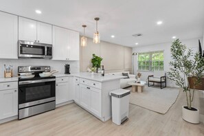 Kjøleskap, mikrobølgeovn, ovn og kokeplater