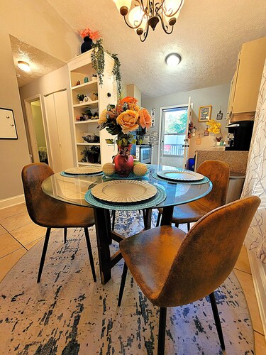 Cozy and Bright Retreat Near Raleigh Hotspots