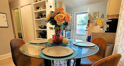 Cozy and Bright Retreat Near Raleigh Hotspots