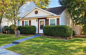 Exterior - Cozy Quiet North Raleigh Retreat/Private Deck. Dog-Friendly! (Raleigh)