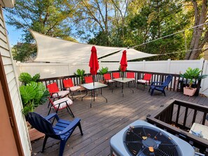 Outdoor dining - Cozy Quiet North Raleigh Retreat/Private Deck. Dog-Friendly! (Raleigh)