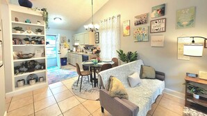 Living area - Cozy and Bright Retreat Near Raleigh Hotspots (Raleigh)