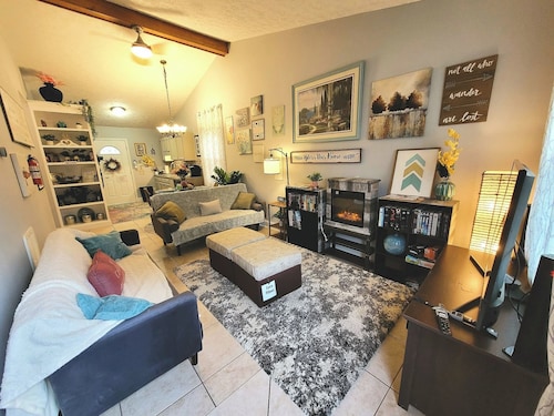 Cozy and Bright Retreat Near Raleigh Hotspots