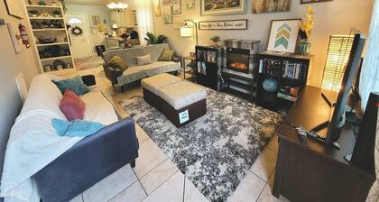 Cozy and Bright Retreat Near Raleigh Hotspots