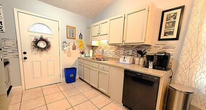 Cozy and Bright Retreat Near Raleigh Hotspots