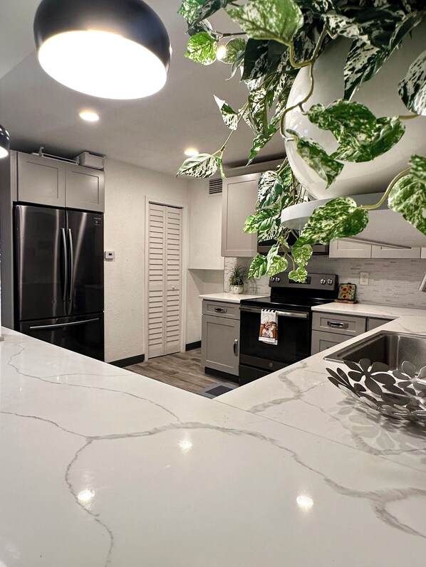 Geladeira, micro-ondas, fogão, cooktop