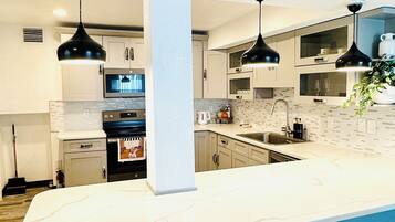 Jääkaappi, mikroaaltouuni, uuni, liesi