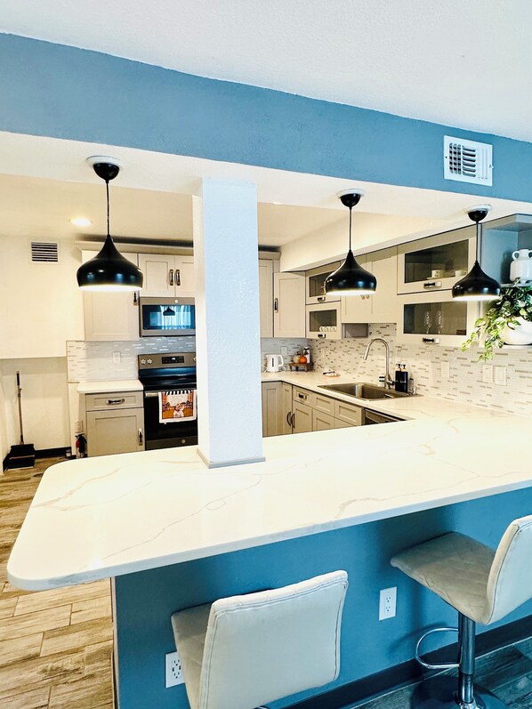 Jääkaappi, mikroaaltouuni, uuni, liesi