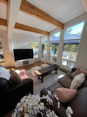 Smart-TV, bøker og stereoanlegg