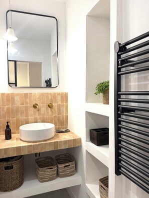 Regadera, secadora de cabello, toallas, jabón 