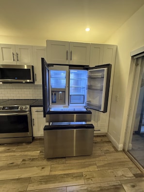 Microwave, oven, stovetop, dishwasher - Modern Lakeview Home near Hard Rock, Beach & Airport + Port FLL (Fort Lauderdale)