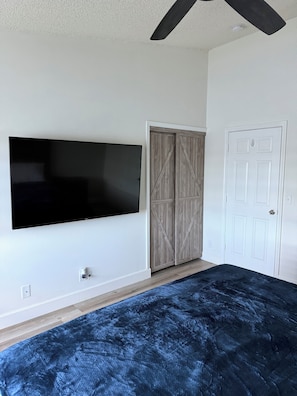 2 bedrooms, internet - Modern Lakeview Home near Hard Rock, Beach & Airport + Port FLL (Fort Lauderdale)